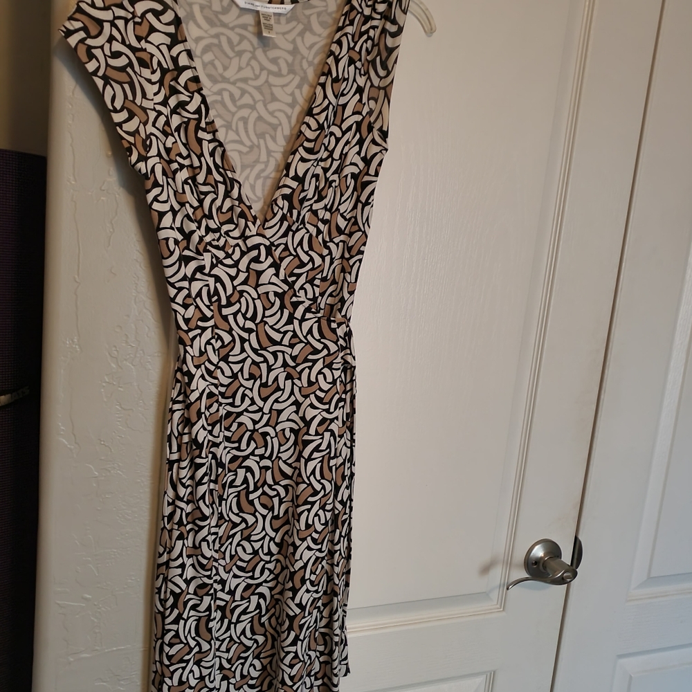 Diane von Furstenberg silk knit wrap dress. Size 2. Multicolor pattern